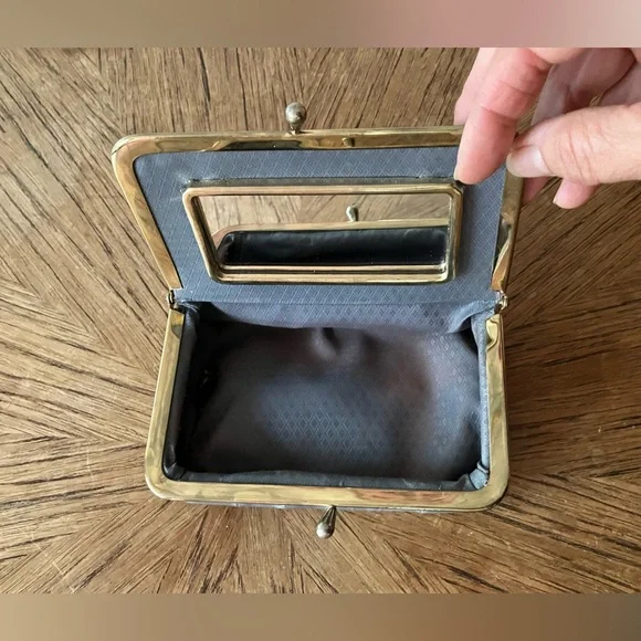 💥2 for 1💥Hand Painted VNT Eel Skin Clutch Purse with Kiss Lock & Mirror / Wallet - Picture 5 of 13